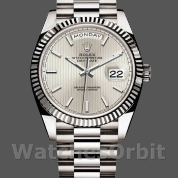 Replica Heren Rolex Day-Date-228239, 40mm, wijzerplaat met zilverkleurig streepmotief, geribbelde lunette